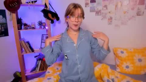 Snapshot of leazy_peasy chatting on September 22, 8:11 pm Ellie online show from September 22, 8:11 pm