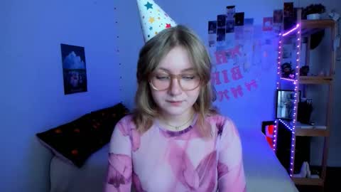 Snapshot of leazy_peasy chatting on December 17, 11:00 pm Ellie online show from December 17, 11:00 pm