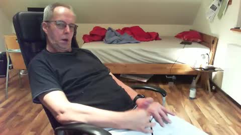 Snapshot of lefti27 chatting on January 2, 1:06 am Dave online show from January 2, 1:06 am