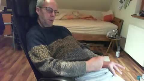 Snapshot of lefti27 chatting on February 9, 10:54 pm Dave online show from February 9, 10:54 pm