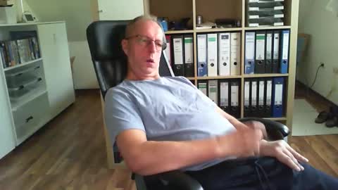 Snapshot of lefti27 chatting on October 12, 8:35 am Dave online show from October 12, 8:35 am