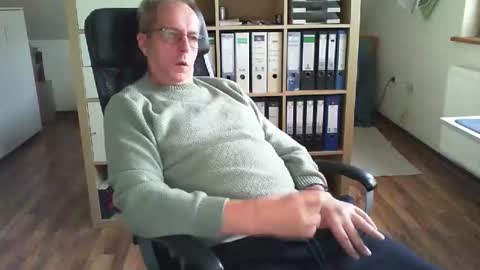 Snapshot of lefti27 chatting on December 1, 12:54 pm Dave online show from December 1, 12:54 pm