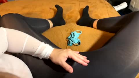 Snapshot of leggingslover7 chatting on December 3, 4:58 am leggingslover7 online show from December 3, 4:58 am