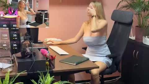 Snapshot of legsl0ng chatting on October 10, 3:49 am LegsLONG online show from October 10, 3:49 am