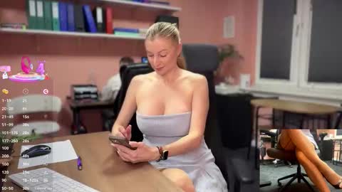 Snapshot of legslong chatting on December 1, 5:01 am LegsLONG online show from December 1, 5:01 am