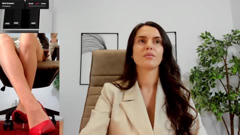 Elle  online show from January 17, 11:06 am