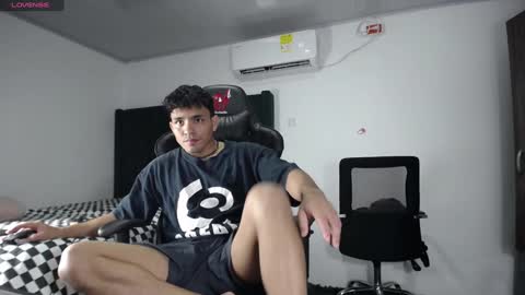 Snapshot of lei_77 chatting on December 7, 5:09 pm Lei online show from December 7, 5:09 pm