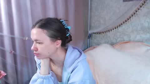 Snapshot of leila_bambi_ chatting on June 6, 12:05 am leila_bambi_ online show from June 6, 12:05 am