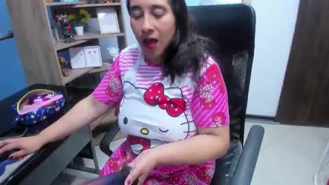 Snapshot of leilasmith_ chatting on May 12, 11:51 am Leila online show from May 12, 11:51 am