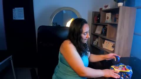 Snapshot of leilasmith_ chatting on June 2, 11:34 am Leila online show from June 2, 11:34 am