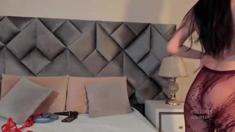 Leizathompson online show from November 7, 8:20 pm