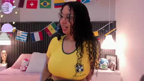 Snapshot of lena_ricci chatting on June 16, 3:31 am Lena online show from June 16, 3:31 am