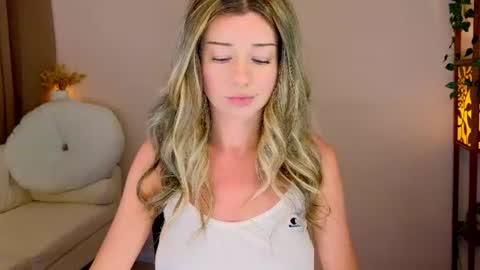 Snapshot of lenamuti chatting on June 26, 10:41 am Lena online show from June 26, 10:41 am