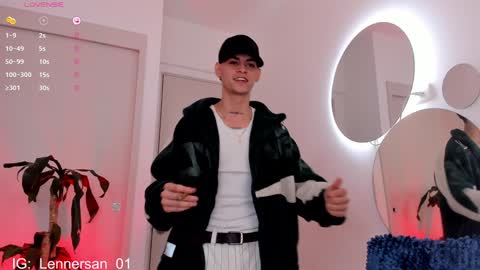 Snapshot of lennercollins_ chatting on January 25, 7:28 am Lenner INDEPENDENT MODEL online show from January 25, 7:28 am