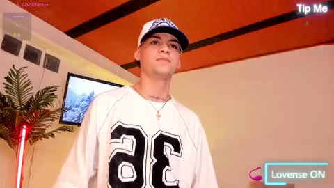 Snapshot of lennercollins_ chatting on December 4, 3:16 am Lenner INDEPENDENT MODEL online show from December 4, 3:16 am