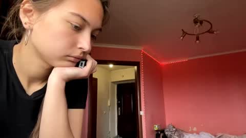 Snapshot of lenniepennachio chatting on April 15, 1:51 pm Hellomy name is Natalyits my first day here nice to meet you Give me 50 thumbs ups online show from April 15, 1:51 pm