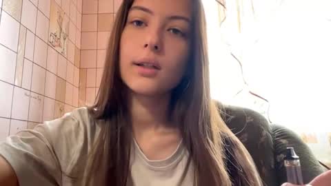 Snapshot of lenniepennachio chatting on April 23, 7:41 am Hellomy name is Natalyits my first day here nice to meet you Give me 50 thumbs ups online show from April 23, 7:41 am