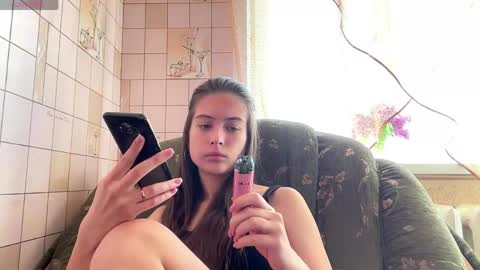 Snapshot of lenniepennachio chatting on May 18, 4:07 am Hellomy name is Natalyits my first day here nice to meet you Give me 50 thumbs ups online show from May 18, 4:07 am