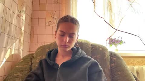 Snapshot of lenniepennachio chatting on May 23, 3:45 am Hellomy name is Natalyits my first day here nice to meet you Give me 50 thumbs ups online show from May 23, 3:45 am