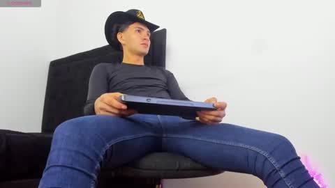 leo183877 online show from March 1, 2:57 am