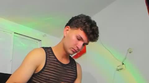 leo183877 online show from May 2, 5:34 am