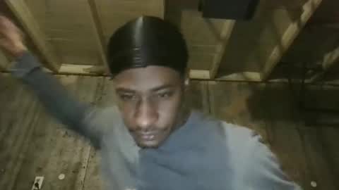 Snapshot of leo199984 chatting on December 16, 3:33 am leo199984 online show from December 16, 3:33 am