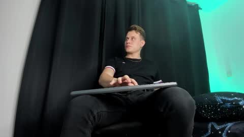 Snapshot of leo_cumming01 chatting on February 5, 2:51 am Yesid online show from February 5, 2:51 am