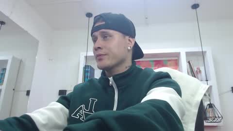 Snapshot of leo_cumming01 chatting on February 8, 2:16 pm Yesid online show from February 8, 2:16 pm