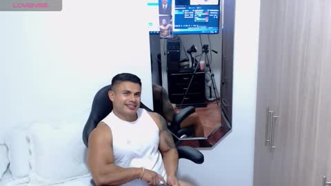 Snapshot of leo_muscleboy chatting on November 12, 11:14 pm Leo online show from November 12, 11:14 pm