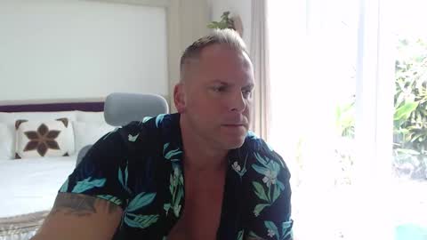 Snapshot of leoboyf4f chatting on October 27, 3:43 am TheBigLeo online show from October 27, 3:43 am