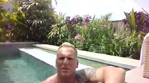 Snapshot of leoboyf4f chatting on October 28, 5:33 am TheBigLeo online show from October 28, 5:33 am