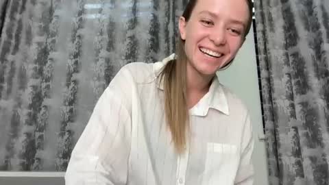 Snapshot of leona_grand chatting on June 24, 2:05 pm Emma online show from June 24, 2:05 pm