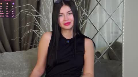 Snapshot of leonameile chatting on February 7, 1:20 am Mila online show from February 7, 1:20 am