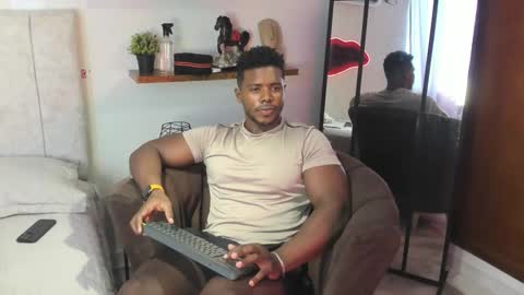Snapshot of leonardo_jones1 chatting on February 9, 8:13 pm Leandro jones online show from February 9, 8:13 pm
