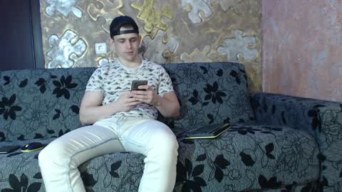 Snapshot of leoroman chatting on December 25, 10:06 am leoroman online show from December 25, 10:06 am