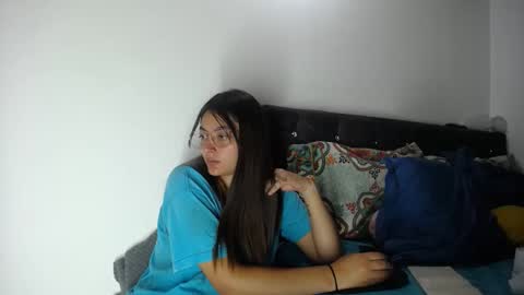 lessliee online show from December 6, 4:17 pm