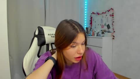 Snapshot of let_me_seee chatting on December 4, 10:30 pm Fiona online show from December 4, 10:30 pm