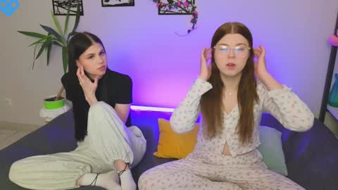 Snapshot of let_me_seee chatting on February 7, 1:43 pm Fiona online show from February 7, 1:43 pm