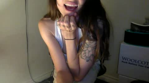 strawberrywatermelonpink22 online show from June 18, 2:34 am