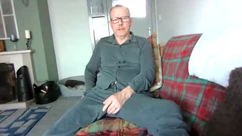 Snapshot of letmestrip chatting on March 19, 8:18 am paul online show from March 19, 8:18 am