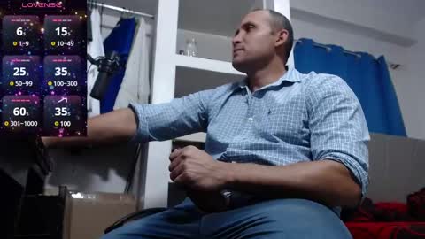 Snapshot of lewislamxxx chatting on December 5, 9:17 pm Lewis online show from December 5, 9:17 pm