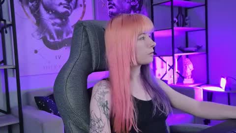Snapshot of lexiwenford chatting on July 22, 4:15 am Lexi Wenford NO NUDE GODDESS online show from July 22, 4:15 am