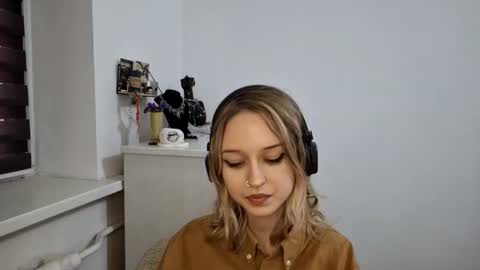 Snapshot of lezlielowe chatting on November 11, 10:59 am Mia online show from November 11, 10:59 am