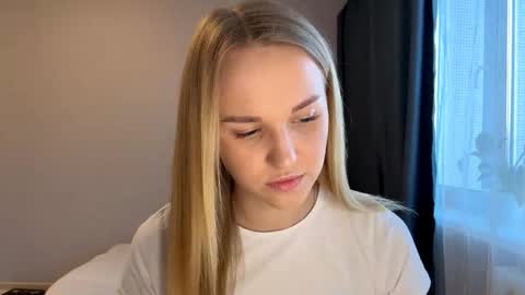 Snapshot of lezlielowe chatting on November 18, 11:36 am Mia online show from November 18, 11:36 am