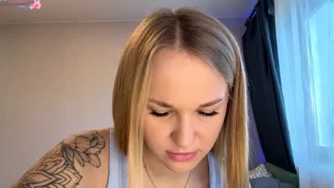 Snapshot of lezlielowe chatting on November 23, 11:32 am Mia online show from November 23, 11:32 am