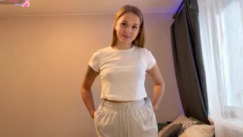 Snapshot of lezlielowe chatting on November 25, 12:27 pm Mia online show from November 25, 12:27 pm