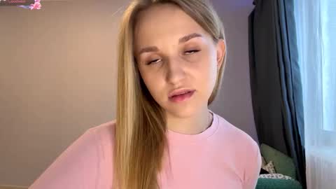 Snapshot of lezlielowe chatting on November 27, 12:18 pm Mia online show from November 27, 12:18 pm