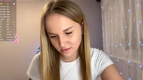 Snapshot of lezlielowe chatting on December 14, 2:55 pm Mia online show from December 14, 2:55 pm