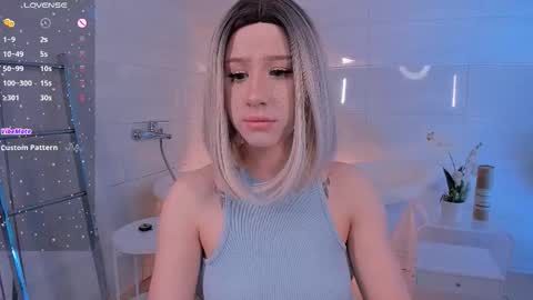 Snapshot of lezy_liza chatting on November 21, 3:49 am Lisa online show from November 21, 3:49 am