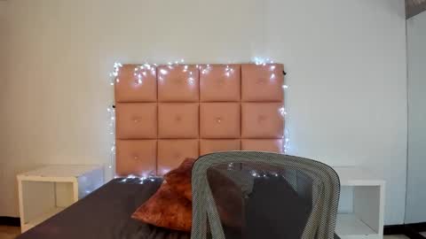 lhiamfitt online show from December 6, 6:50 pm